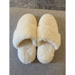 Dearfoams White Furry House Slippers Size 5-6 Woman’s